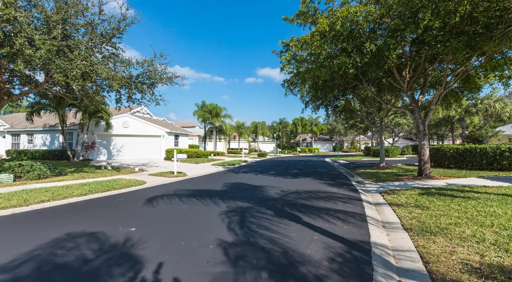 imagem de uma rua em um condomínio 