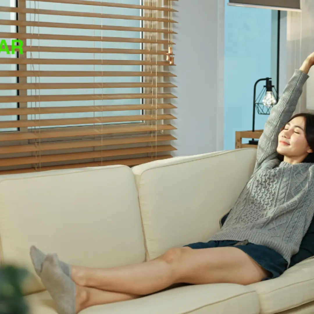 mulher sentada no sofá em casa com isolamento acustico
